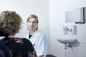 arts in gesprek met patiënte Radboudumc