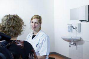 arts in gesprek met patiënte Radboudumc